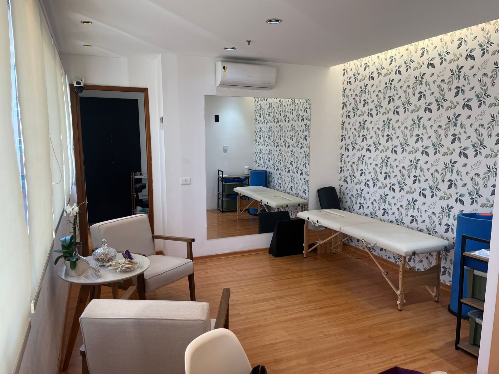 Sala de consulta da Clínica Ferrari - Espaço moderno e aconchegante para atendimento personalizado